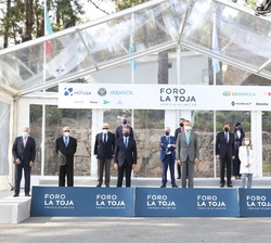 Fotografía de grupo de Su Majestad el Rey con las autoridades y organizadores e impulsores del Foro La Toja-Vínculo Atlántico